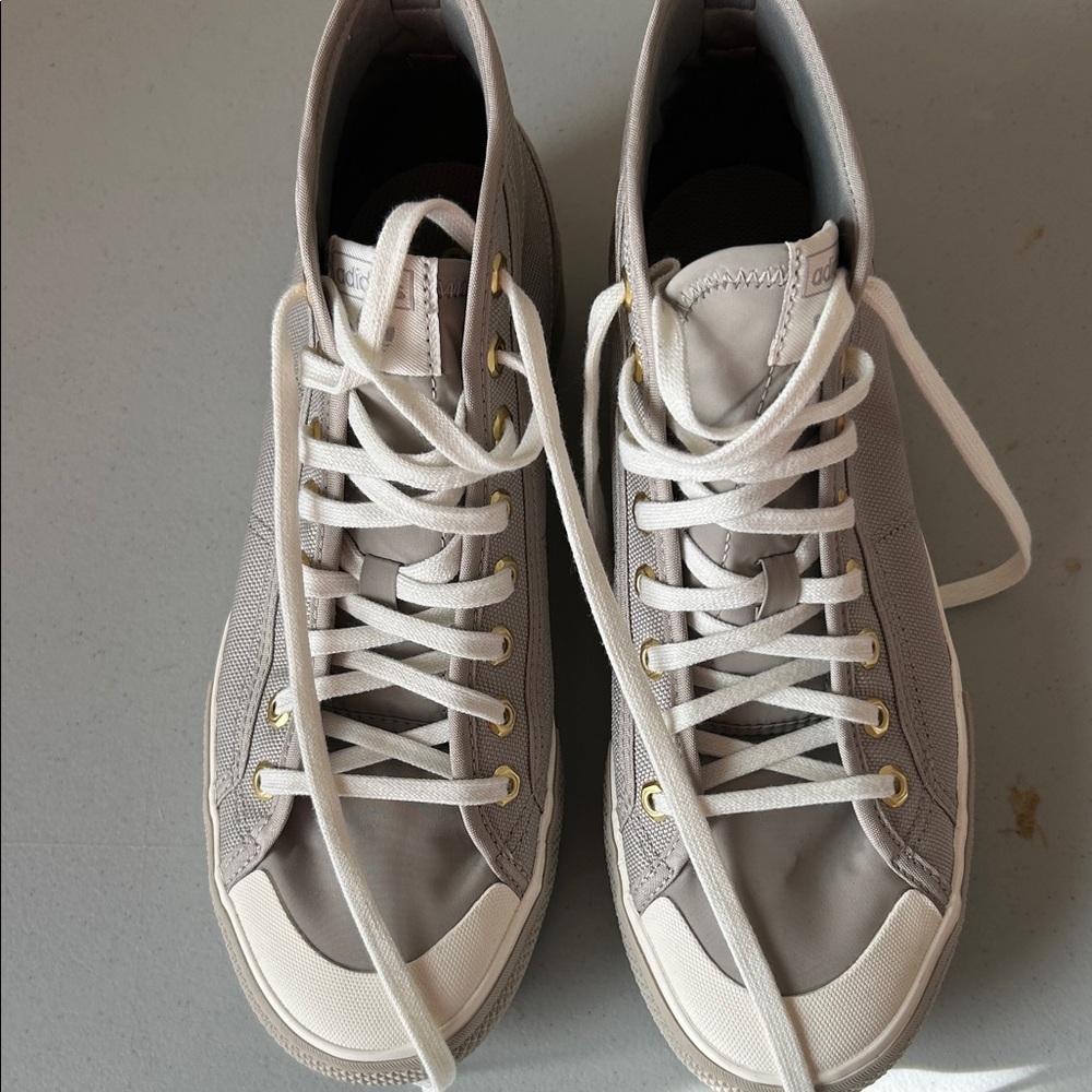Adidas nizza trek. Women’s sz 8.5. Sort of an olive gray color. New.